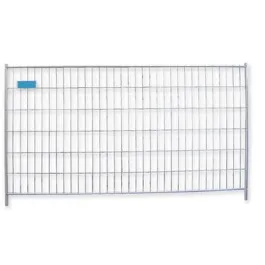 Ein mobiler Bauzaun als temporäre Absperrung auf einer Baustelle – ideal zur Miete für Sicherheits- und Sichtschutzlösungen.