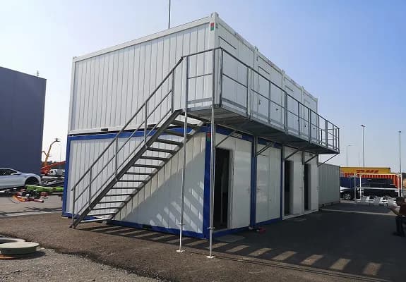 Zweistöckige Bürocontainer Anlage auf einem Firmengelände, 20-Fuß Container mit Fenstern und Türen