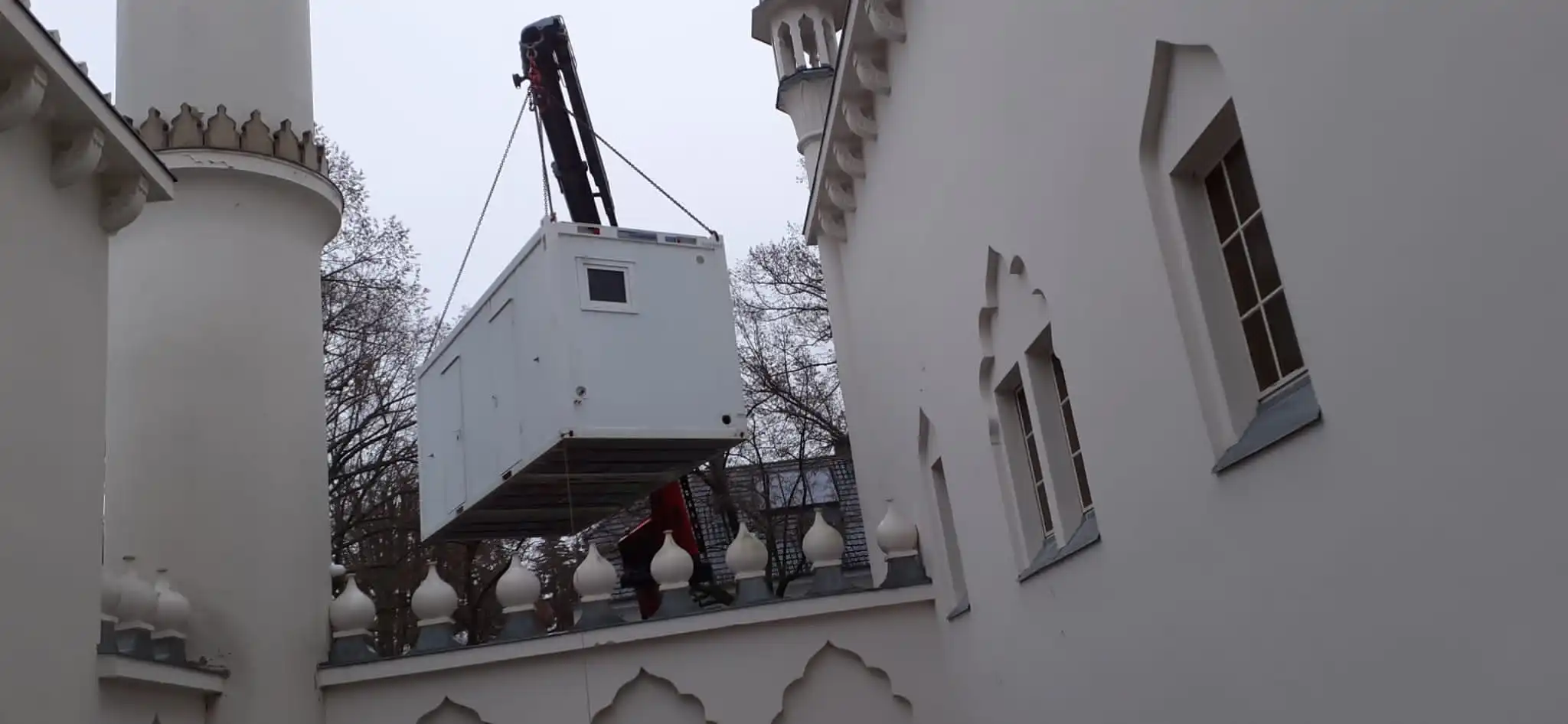 Sondermontage eines Containers in der Wilmersdorfer Moschee in Berlin Ein Container wird mit einem Kran in den Innenhof der Wilmersdorfer Moschee in Berlin gehoben – eine präzise Sondermontage unter beengten Bedingungen.